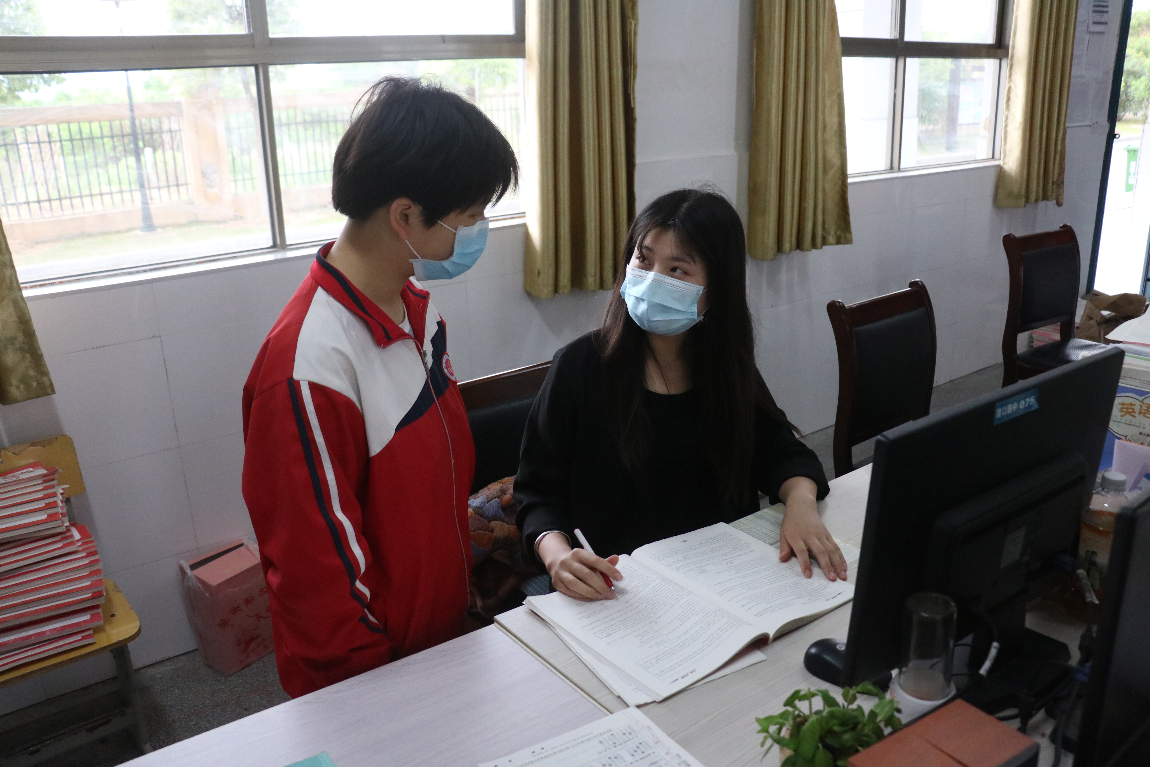 辅导留守孩子学习.JPG