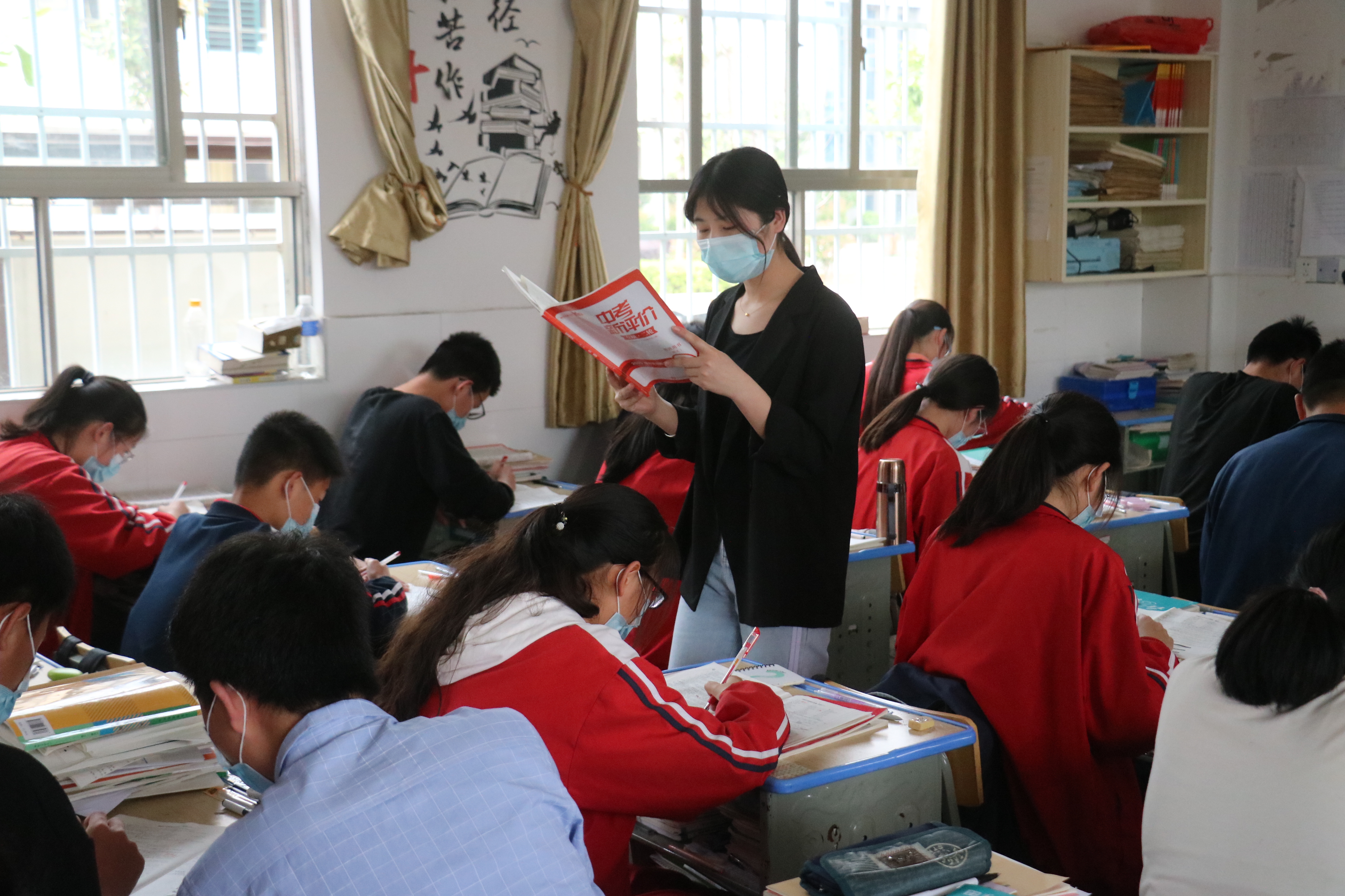 陪伴孩子们晨读.JPG