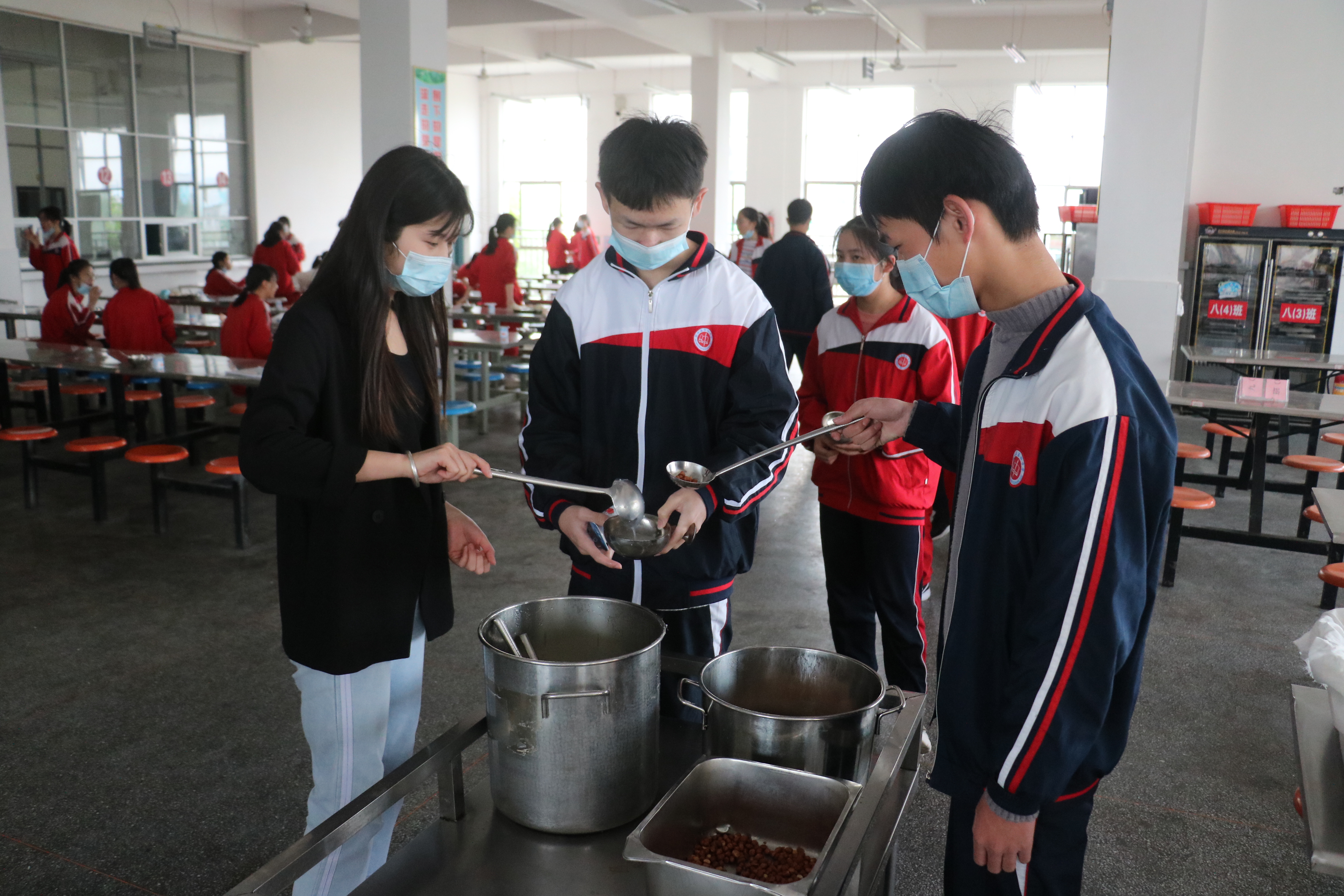 师生同吃一锅饭：给孩子们分饭菜.JPG